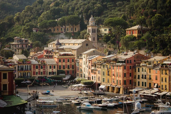 ポルトフィーノ、イタリアの漁村、イタリア ジェノヴァ県。美しい港と有名人と芸術的な訪問者のバケーション リゾート. — ストック写真