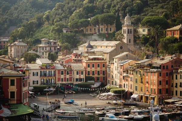 Portofino, een Italiaanse vissersdorp in de gemeente, de provincie Genua, Italië. Een vakantie resort met een schilderachtige haven en beroemdheid en artistieke bezoekers. — Stockfoto