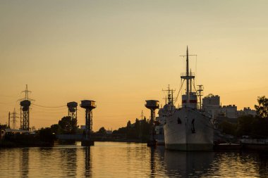 Günbatımında Kaliningrad nehir limanında gemiler var.