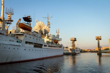 Günbatımında Kaliningrad nehir limanında gemiler var.