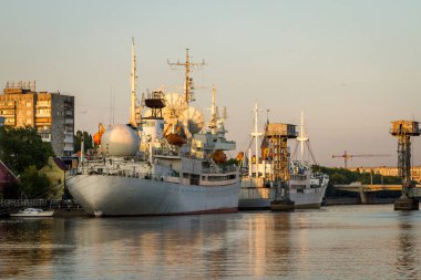 Günbatımında Kaliningrad nehir limanında gemiler var.