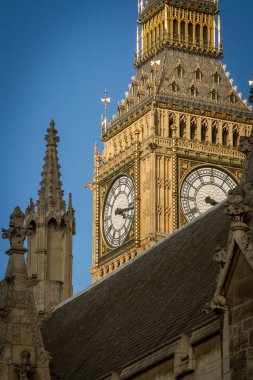 Beyaz arka planlı - westminster Sarayı, Parlamento Binası, Londra, İngiltere'de büyük ben ayrıntıları