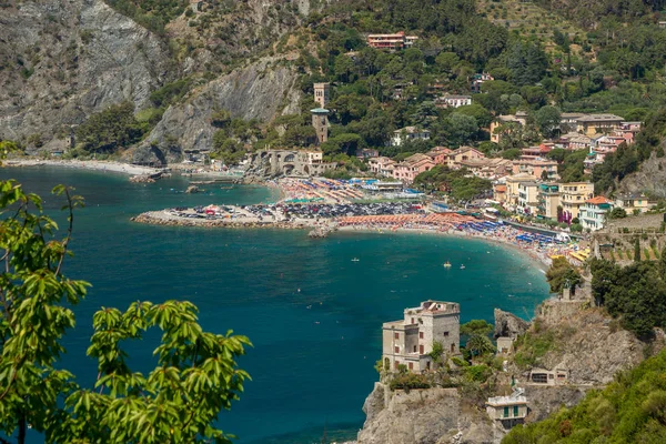 Красочный вид на Monterosso Al Mare, Cinque Terre, Италия — стоковое фото