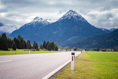 Lech Vadisi'nde elmen Tiroler Lech güzel doğa park ile çevrilidir