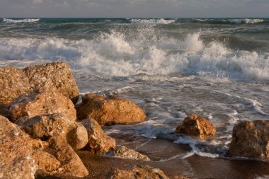 Büyük sıçrama karşı kırma bir fırtınalı denizde dalganın Portekiz Kuzey Sahilinden kayalar. Yumuşak arka ışık.