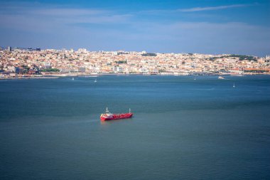 Portekiz, Lizbon 'daki Taxo nehrinde kırmızı mavna.