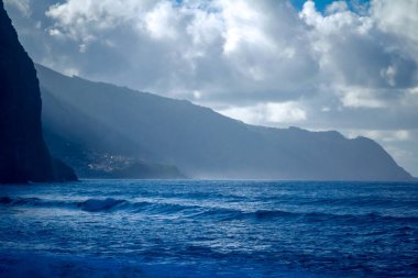 Madeira adasının kıyısındaki Atlantik okyanusunun güzel deniz manzarası