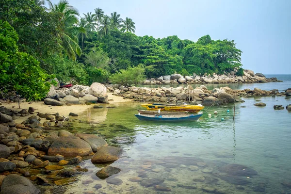 A wooden boats used by fishermen by the beach. Bintan, Indonesia. — Stock Photo, Image