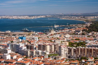 Lizbon Donanması Subay ve Öğrencilerinin Denizcilik Kulübü 'ne bakın.