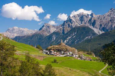 Ardez, arka planında Alpler ve Steinsberg kalesi olan tipik bir doğu İsviçre köyü..