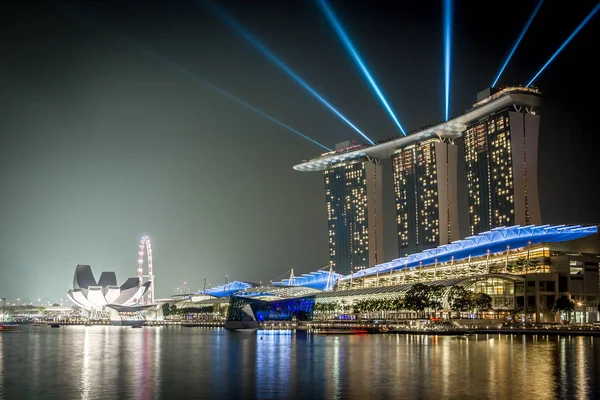 Laser lighting show over Singapore landmarks and tourist attraction. Colorful cityscape concept — Stock Photo, Image