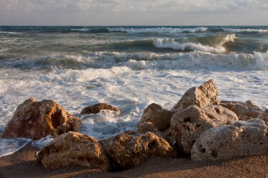 Büyük sıçrama karşı kırma bir fırtınalı denizde dalganın Portekiz Kuzey Sahilinden kayalar. Yumuşak arka ışık.