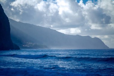 Madeira adasının kıyısındaki Atlantik okyanusunun güzel deniz manzarası