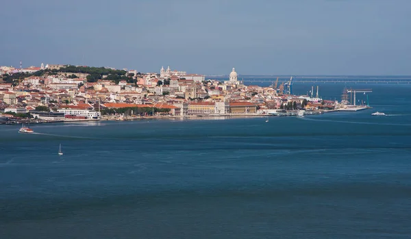 Uitzicht op de rivier de Taxo en het historische centrum van Lissabon — Stockfoto