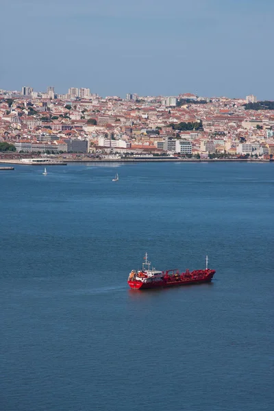 Chiatta rossa nel fiume Taxo a Lisbona, Portogallo — Foto Stock