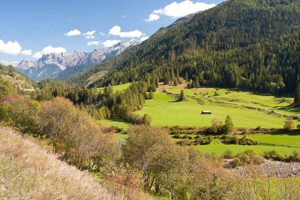 Καλοκαιρινό ορεινό τοπίο στην Ελβετία, κοντά στο St. Moritz — Φωτογραφία Αρχείου