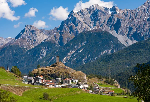 Ελβετικό αλπικό τοπίο με την πόλη Αρντέζ — Φωτογραφία Αρχείου