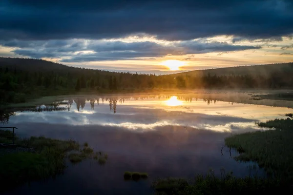 Russische Nordlandschaft. kola Halbinsel, die Arktis. Gebiet Murmansk. Sumpf mit Morgennebel bei Sonnenaufgang — Stockfoto