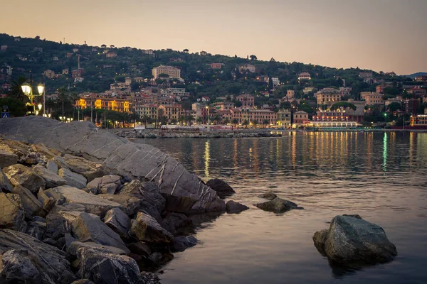 Santa Margherita Ligure. La Riviera italiana cerca de Portofino, una ciudad costera en la Riviera italiana en la región italiana de Liguria . — Foto de Stock