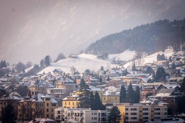 Kışın Innsbruck, Avusturya. Güzel bir panoramik manzara, arka planda karla kaplı dağlar.