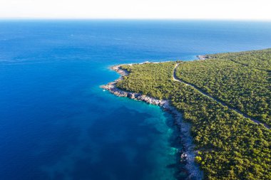 Deniz manzarası ve Karadağ 'ın Rocky sahilleri. Havadan çekilmiş..