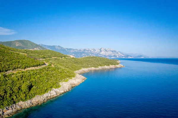 Vista aérea del mar y fantástica costa rocosa, Montenegro. Disparo desde el aire . — Foto de Stock