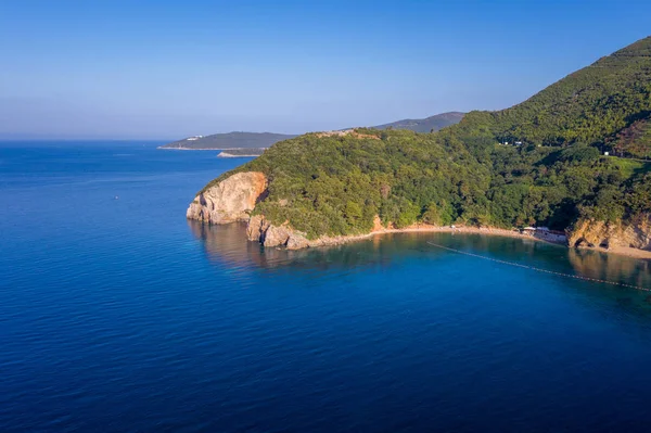 Vista aérea del mar y fantástica costa rocosa, Montenegro. Disparo desde el aire . — Foto de Stock