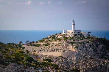 Kaptan de Formentor 'daki deniz feneri ve dağ yılanı. Mallorca Adası, İspanya