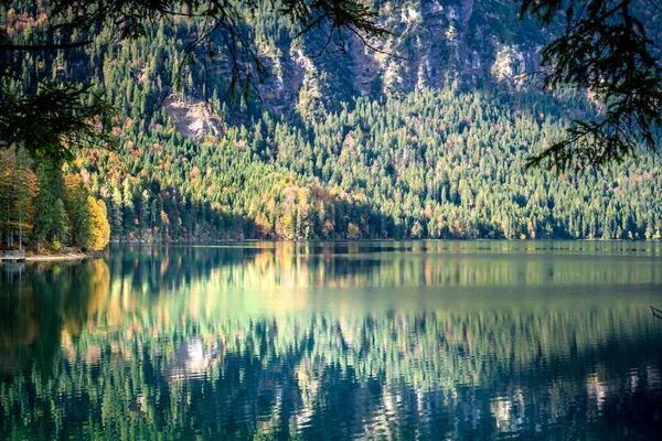 Vista autunnale sull'Eibsee nella regione bavarese del Garmisch — Foto Stock