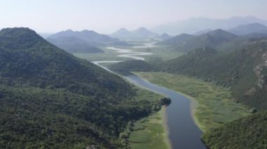 Rijeka Nehri Crnojevica 'nın su yüzeyinde kamera var. Güzellik doğası olan bir deniz rotası. Skadar Gölü 'nün bir kısmı ve Karadağ' daki ulusal park