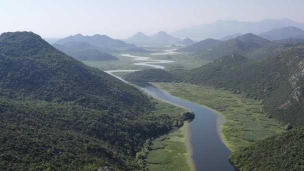 Cámara Sobre Superficie Del Agua Del Río Rijeka Crnojevica Giro — Vídeos de Stock