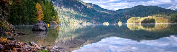 Vue d'automne sur l'Eibsee dans la région bavaroise de Garmisch — Photo