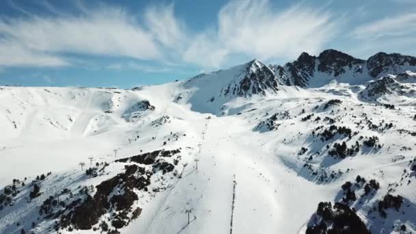 安道尔公国格拉纳维拉滑雪胜地的滑雪场上 空中景观使滑雪场的滑行平稳 雄伟的雪山和蓝天 冬季景观 — 图库视频影像