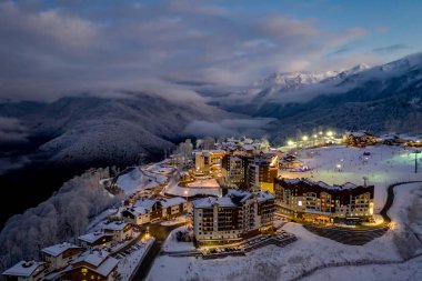 Kayak merkezi Rosa Khutor 'un gece görüşü. Eski Olimpiyat köyü Rosa Platosu 'nun deniz seviyesinden 1170 metre yükseklikteki bölgesinde bir otel kompleksi. Krasnaya Polyana, Sochi, Rusya