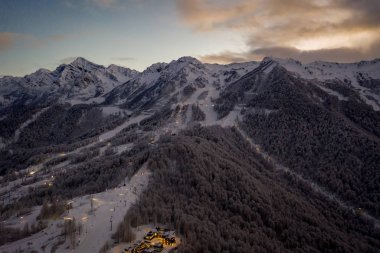 Gece manzaralı kayak merkezi Rosa Khutor ve Rosa Peak - 3320 metre Kafkasya Dağları, akşamları kayak pistleri. Krasnaya Polyana, Sochi, Rusya