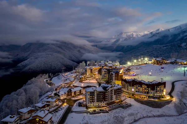 Kayak merkezi Rosa Khutor 'un gece görüşü. Eski Olimpiyat köyü Rosa Platosu 'nun deniz seviyesinden 1170 metre yükseklikteki bölgesinde bir otel kompleksi. Krasnaya Polyana, Sochi, Rusya