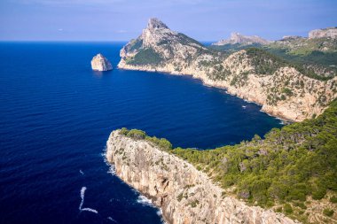 Güzel kayalar ve denizlerle dolu yaz Balearic manzarası. Mallorca - Kaptan de Formentor.