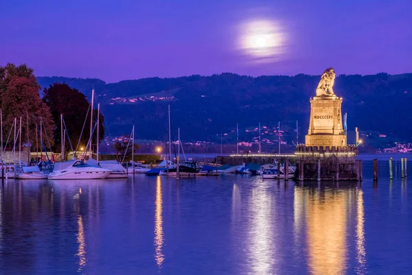 Lindau, Bodensee, Farol e Entrada do Porto à noite — Fotografia de Stock