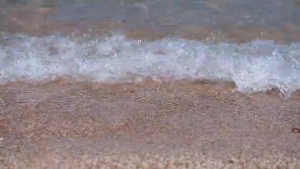 Gros plan vagues sur la plage de sable 
