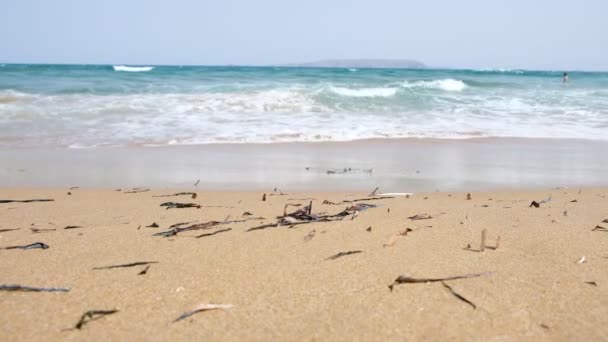 Olas de primer plano en la playa de arena en Creta, Grecia — Vídeos de Stock