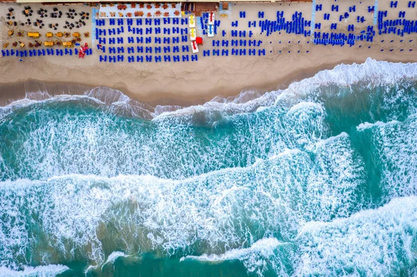 Vista aérea do mar, vista superior, incrível fundo da natureza. Cor da água e lindamente brilhante. Belas ondas na praia de Cefalu, na Itália, Sicília. Drone voador, vista para o mar — Fotografia de Stock