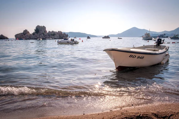 Рыбацкая лодка привязана к пирсу в Черногории — стоковое фото