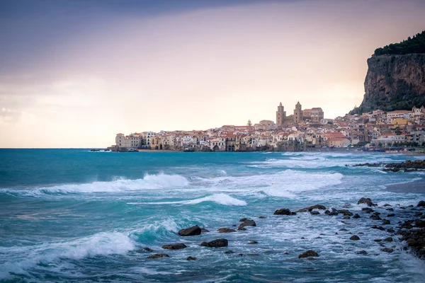 Sjøfronten ved Tyrrenhavet og middelalderhusene ved den sicilianske kystbyen Cefalu ved solnedgang – stockfoto