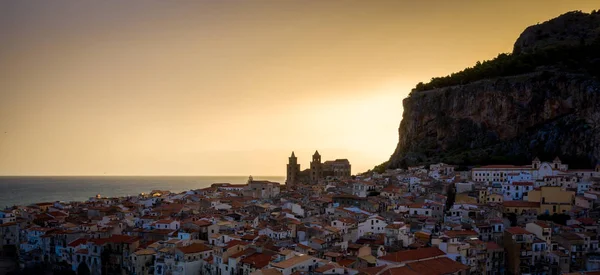 Panoramic view of the city of Cefalu from the sea. Contour light from the sun at dawn. Tyrrhenian Sea. Sicily, Italy — Stock Photo, Image