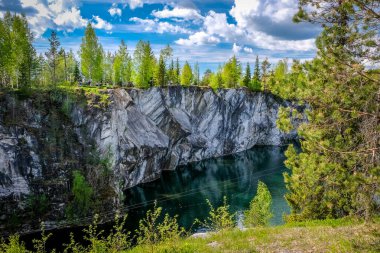 Ruskeala dağın Park - araştırma bir asırlık öyküsü. Vahşi doğal mermer tarifsiz güzellik. Karelya. Rusya.