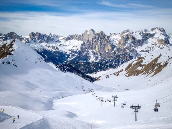 滑雪板椅子在水泡中升起 Dolomites Val Fassa — 图库照片