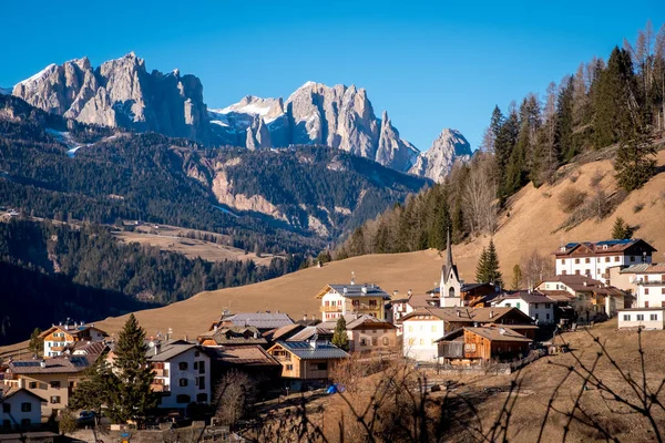 Beau Paysage Alpin Avec Église Maisons Alpines Soraga Moena Province — Photo