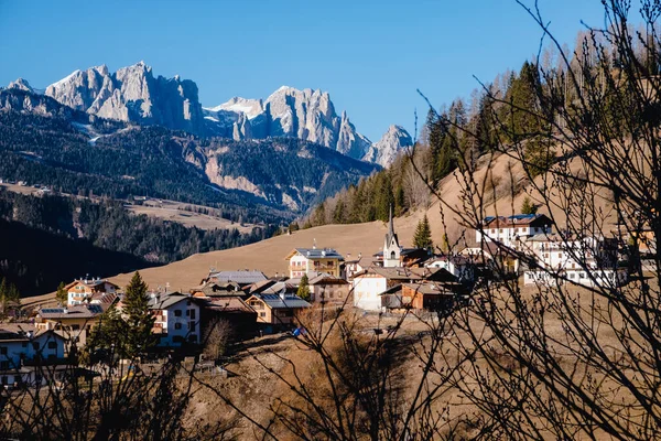 Beau Paysage Alpin Avec Église Maisons Alpines Soraga Moena Province — Photo