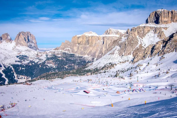 Вид Горнолыжный Курорт Людьми Катающимися Лыжах Итальянских Джильо Горнолыжный Курорт — стоковое фото