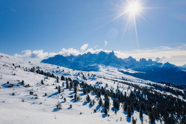 Dolomites, İtalya 'daki Kayak Bölgesi' nde güneşli kış manzarası Alpe Lusia. Moena yakınlarındaki Val di Fassa 'da kayak merkezi.